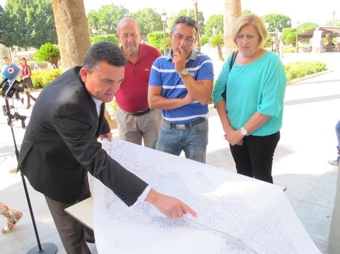 Ayuso del PSOE mostrando mapa