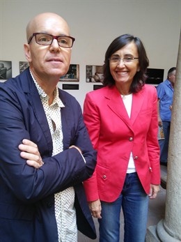 Rosa Aguilar y el autor de la exposición