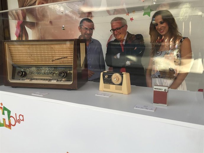 Exposición de radios antiguas de la Cadena Cope. 
