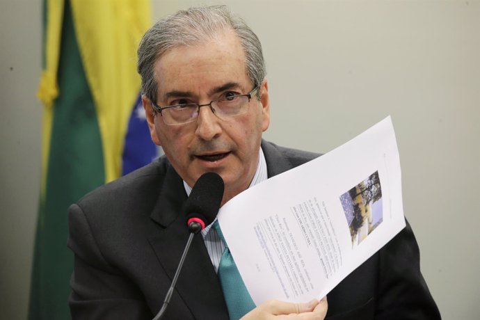 El político brasileño Eduardo Cunhan com un documento sobre corrupción