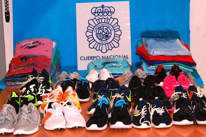 Ropa falsificada intervenida en la tienda de chucherías