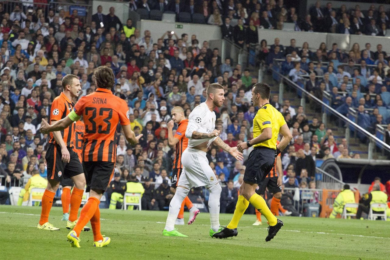 Real Madrid - Shakhartar, Sergio Ramos protestando al arbitro 