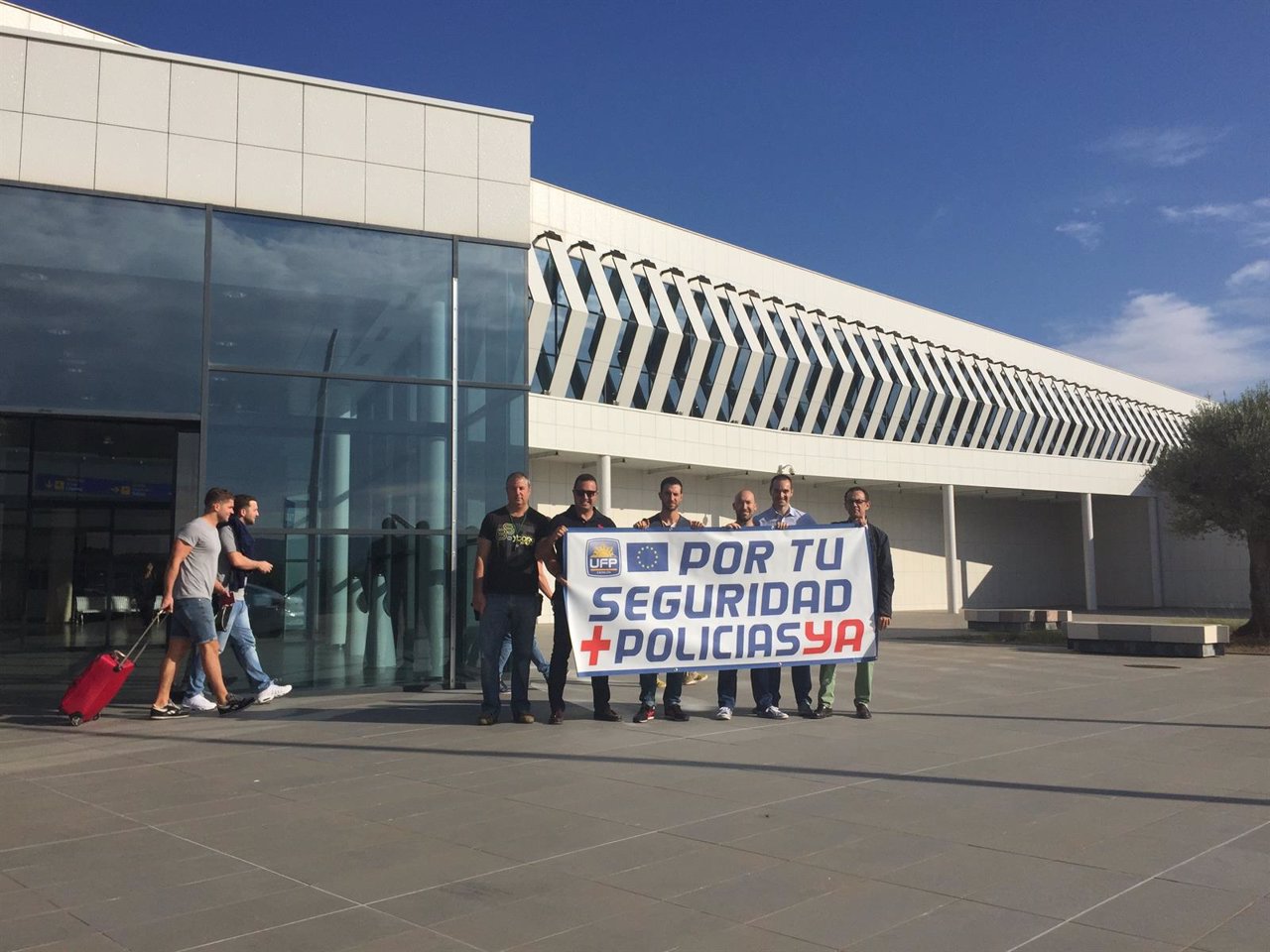 Concentración de la UPF frente al aeropuerto de Castellón