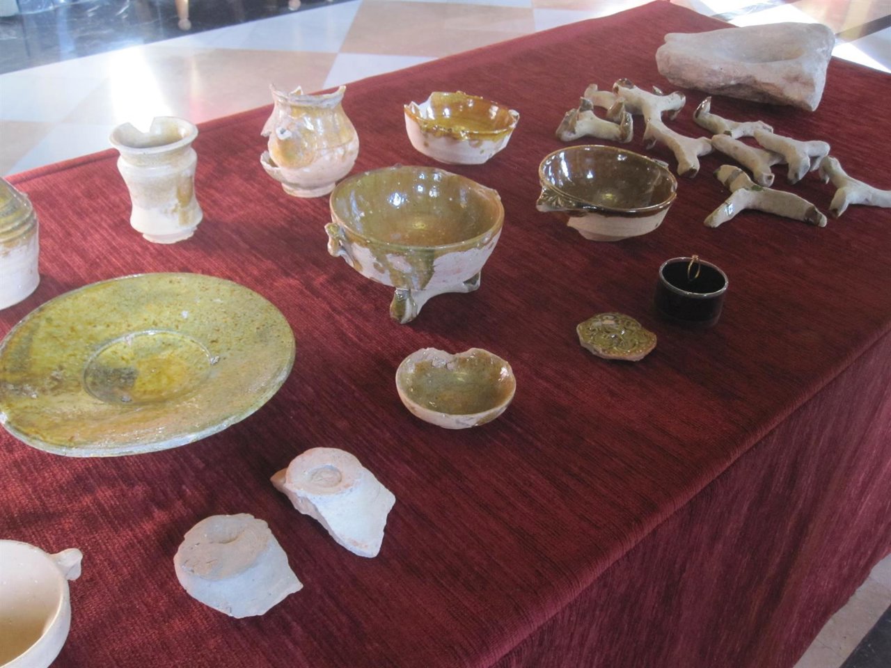 Algunas de las piezas halladas en el solar