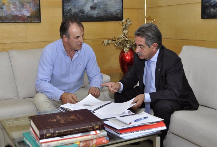 El presidente de Cantabria con el alcalde de Vega de Liébana