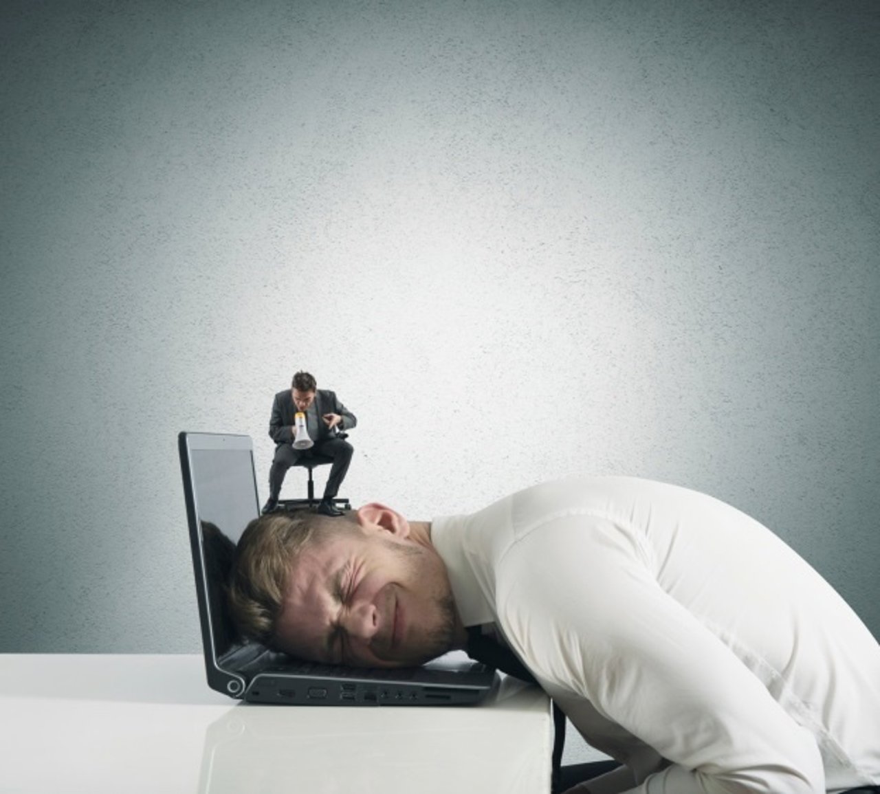 Acoso laboral, hombre