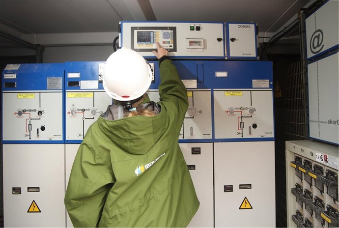 Técnico de Iberdrola con contadores inteligentes