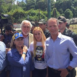 Senadores españoles intentan visitar a Leopoldo López en prisión