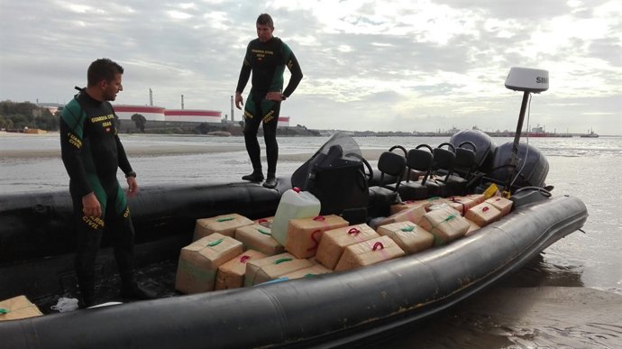 Hachís incautado por la Guardia Civil en una embarcación