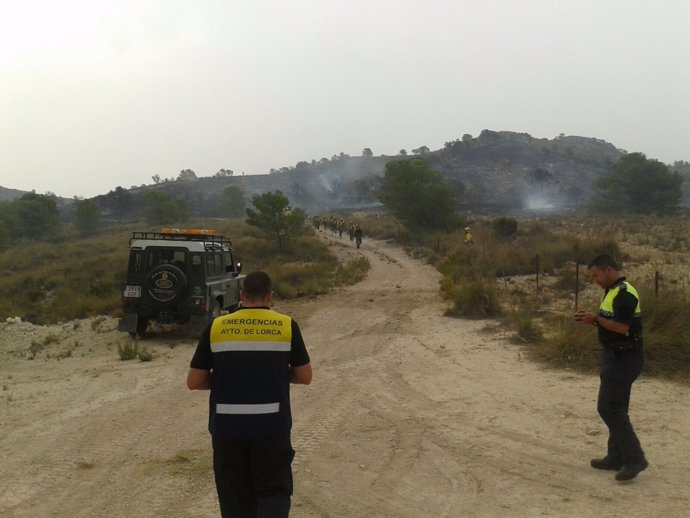 Imagen de los efectivos extinguiendo el incendio de Lorca