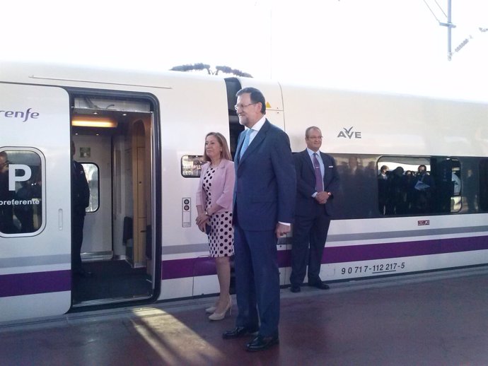 Rajoy y Ana Pastor en el viaje inaugural del AVE a Palencia