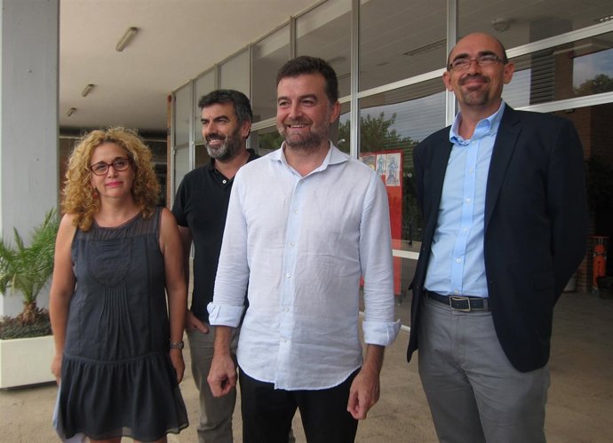 Antonio Maíllo con los concejales de Málaga Remedios Ramos y Zorrilla