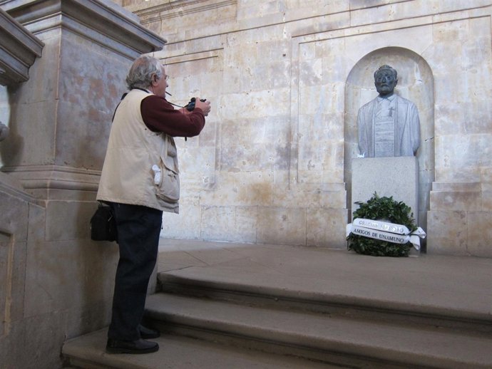 .Escultura De Unamuno En La Facultad De Filología Con Una Corona Conmemorativa 