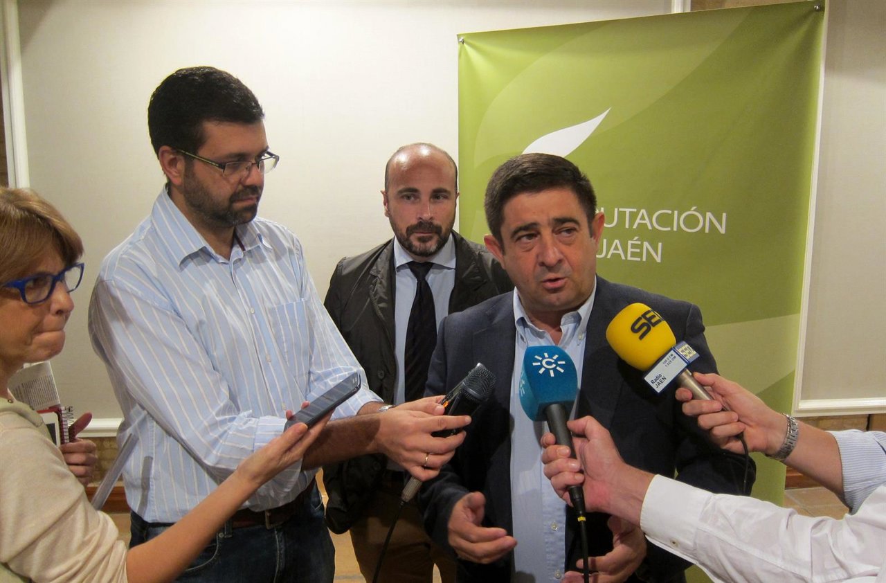 Francisco Reyes atiende a los periodistas antes de presentar las memorias.