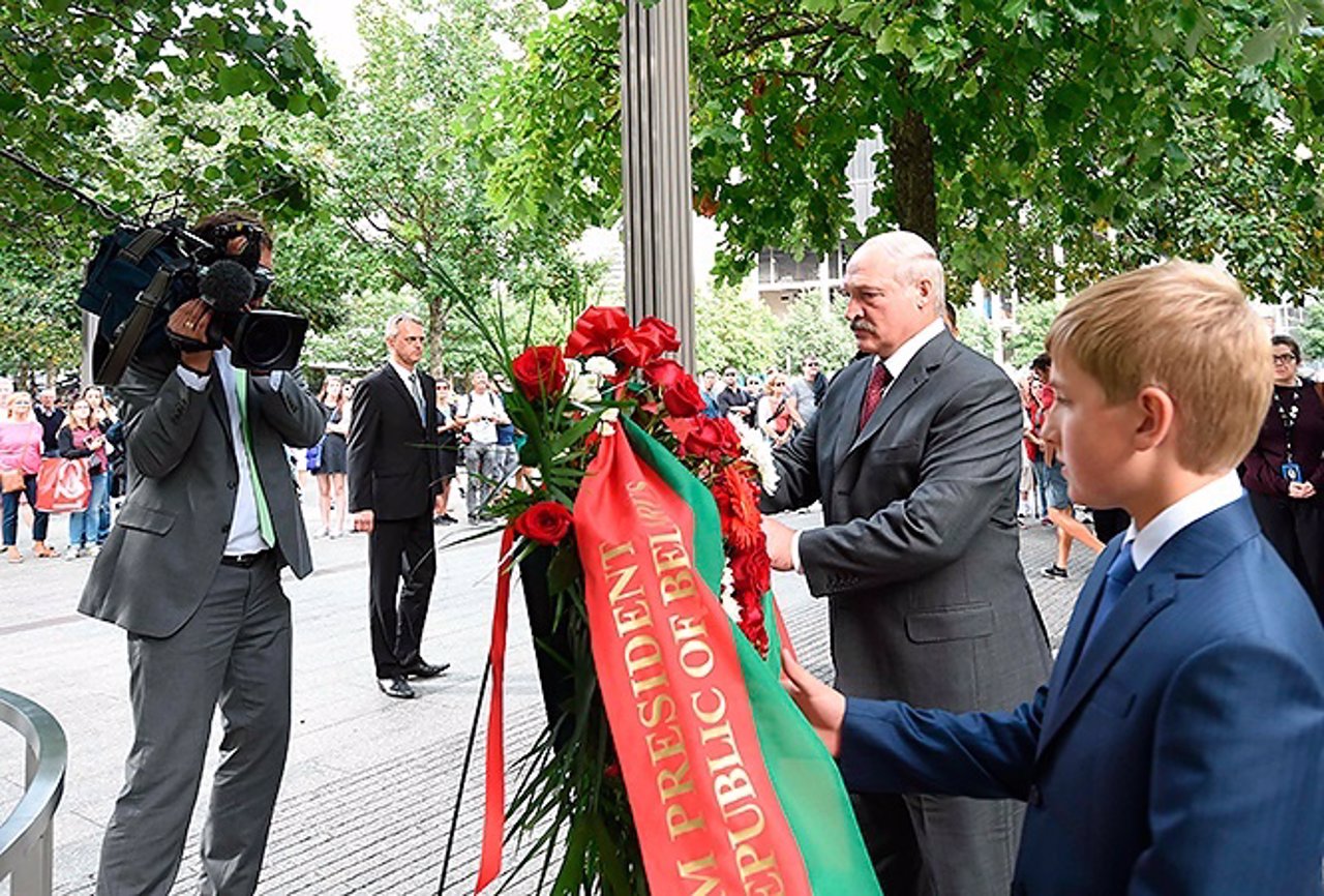 El presidente de Bielorrusia, Alexander Lukashenko, y su hijo Kolia