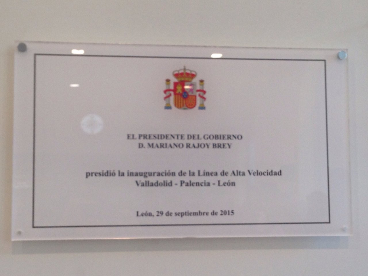 La placa errónea ubicada este martes en la estación de Palencia