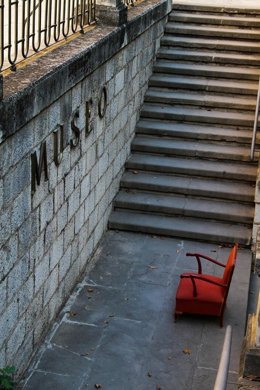 Sillón rojo sitiuado a la entrada del Museo