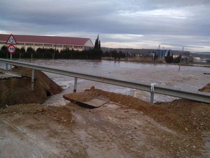 Rotura de la carretera que une Boquiñeni con Luceni.
