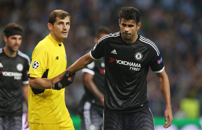 Casillas saluda a Diego Costa en el Oporto-Chelsea