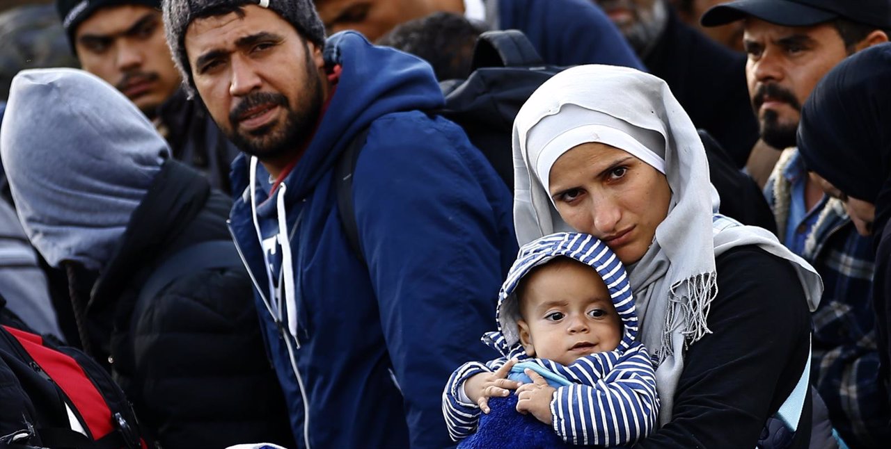Una familia de refugiados en la frontera entre Hungría y Austria