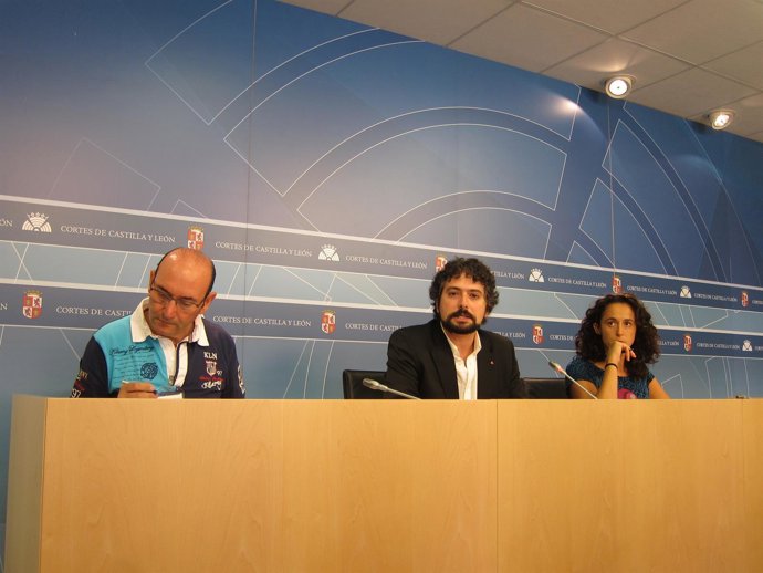 Sarrión (centro) con Jesús Montero y Esther Mínguez en las Cortes.