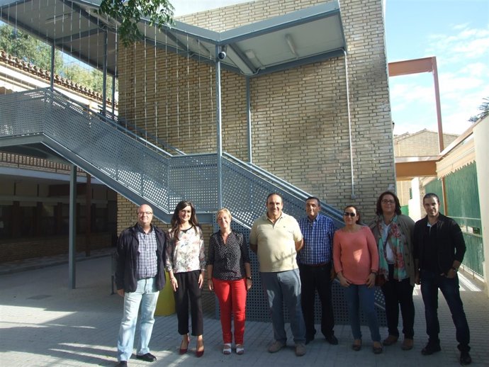 Caballero (2i) visita la intervención realizanda en el colegio Jesús y María.