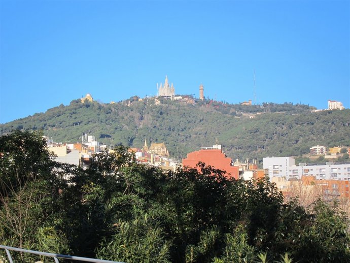 Vistas Del Parque De Atracciones Del Tibidabo De Barcelona