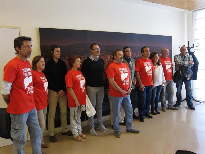 Portavoces de los Grupos Municipales y miembros de la Plataforma de Hepatitis C