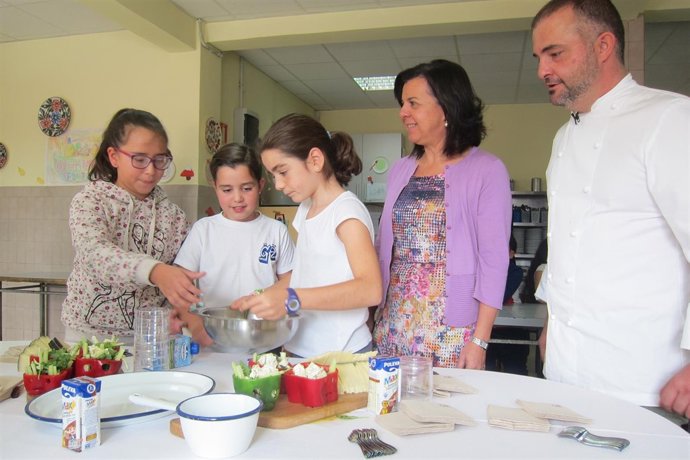 La consejera de Desarrollo Rural, María Jesús Álvarez, con niños de la Gesta II 