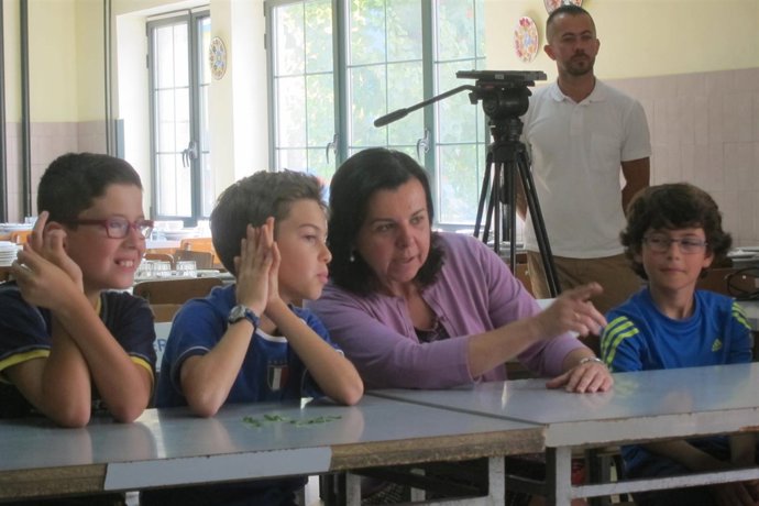 María Jesús Álvarez con los niños durante el Día de los lácteos en la Escuela.