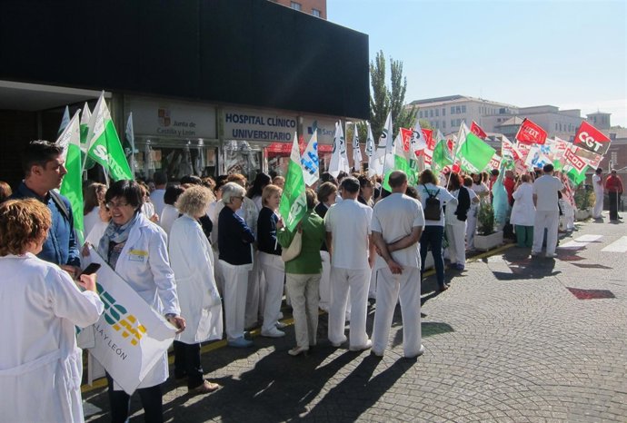 Trabajadores de Sanidad concentrados ante el Clínico de Valladolid