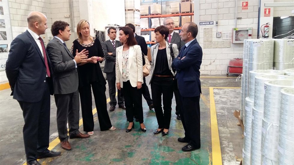 Marta Gastón en su visita a la empresa Future Pipe, en Ejea