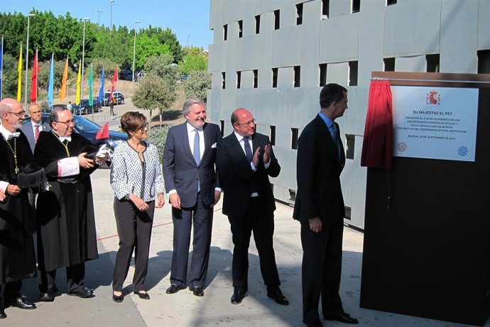 Su Majestad el Rey Felipe VI descubre la placa que inaugura el curso académico