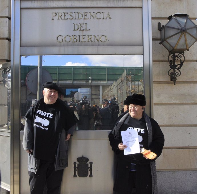 Protesta de afectados por la talidomida en la puerta de Moncloa