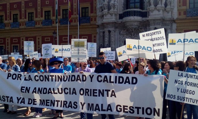 Concentración de técnicos de Andalucía Orienta ante San Telmo