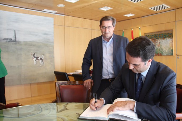 Reunión entre el consejero de Turismo y el presidente de Diputación