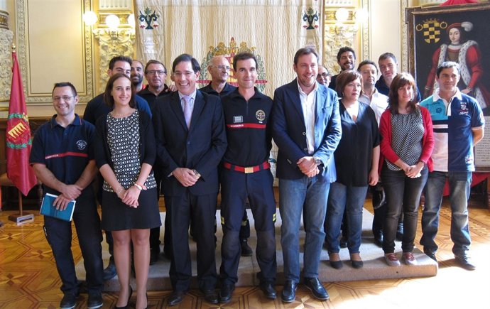 Foto de los grupos del Ayuntamiento de Valladolid con los Bomberos