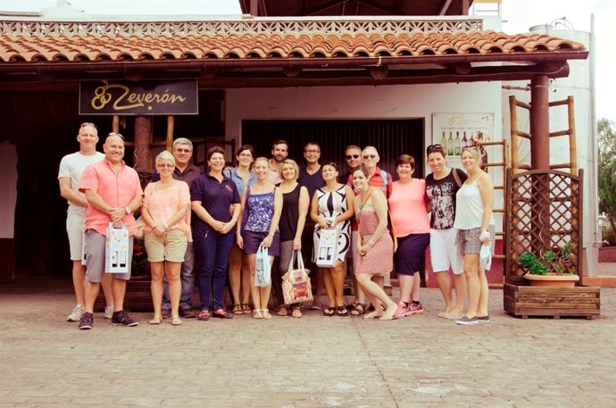 Los agentes visitando la isla