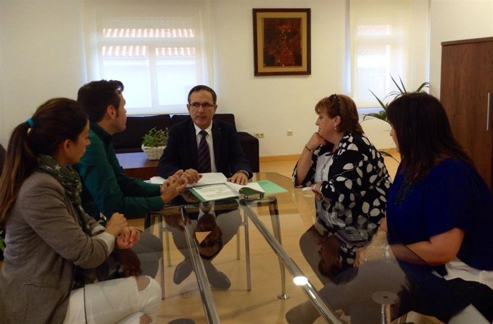 El alcalde se reúne con la presidenta de AMAT