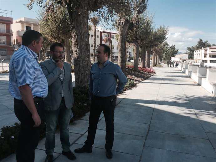 Valdivielso (c) visita las actuaciones que se ejecutan en La Charca.