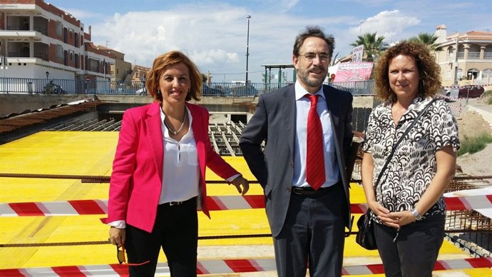 El consejero de Fomento y Vivienda, Felipe López, visita el puerto de Garrucha