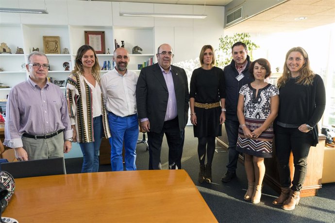 El consejero recibe a las empresas premiadas en la Great Taste Awards