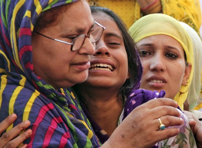 Familiares del musulmán Mohamed Ajlaq, matado en India por sacrificar a una vaca
