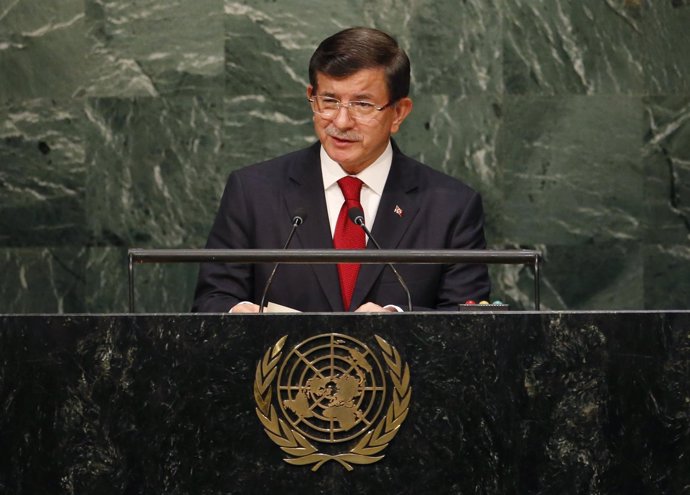 El primer ministro turco, Ahmet Davutoglu, habla ante la ONU