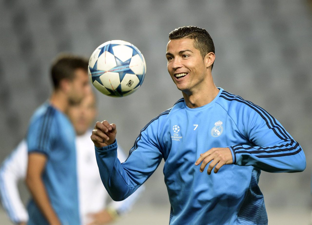 Cristiano Ronaldo se entrena con el Real Madrid