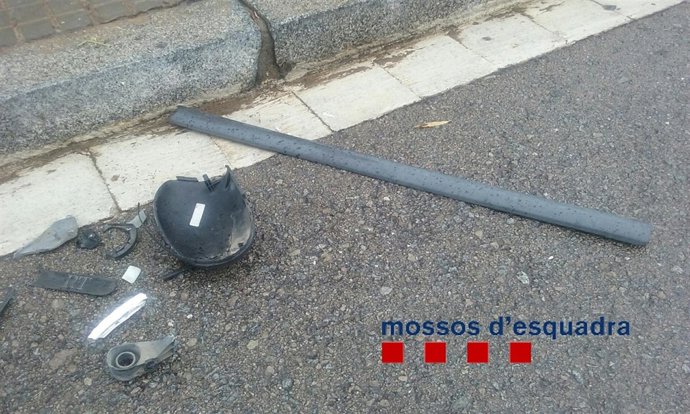 Restos de un vehículo dado a la fuga en Vilanova i la Geltrú