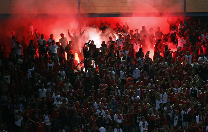 Aficionados del Benfica lanzan bengalas en el Vicente Calderón