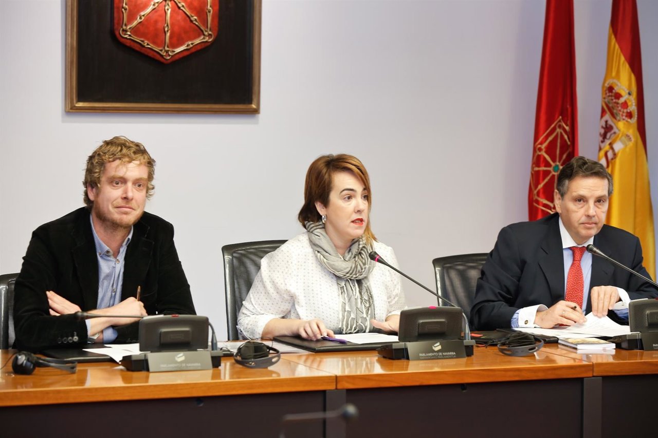 Maiorga Ramirez y Ainhoa Aznárez en la constitución de comisión parlamentaria.