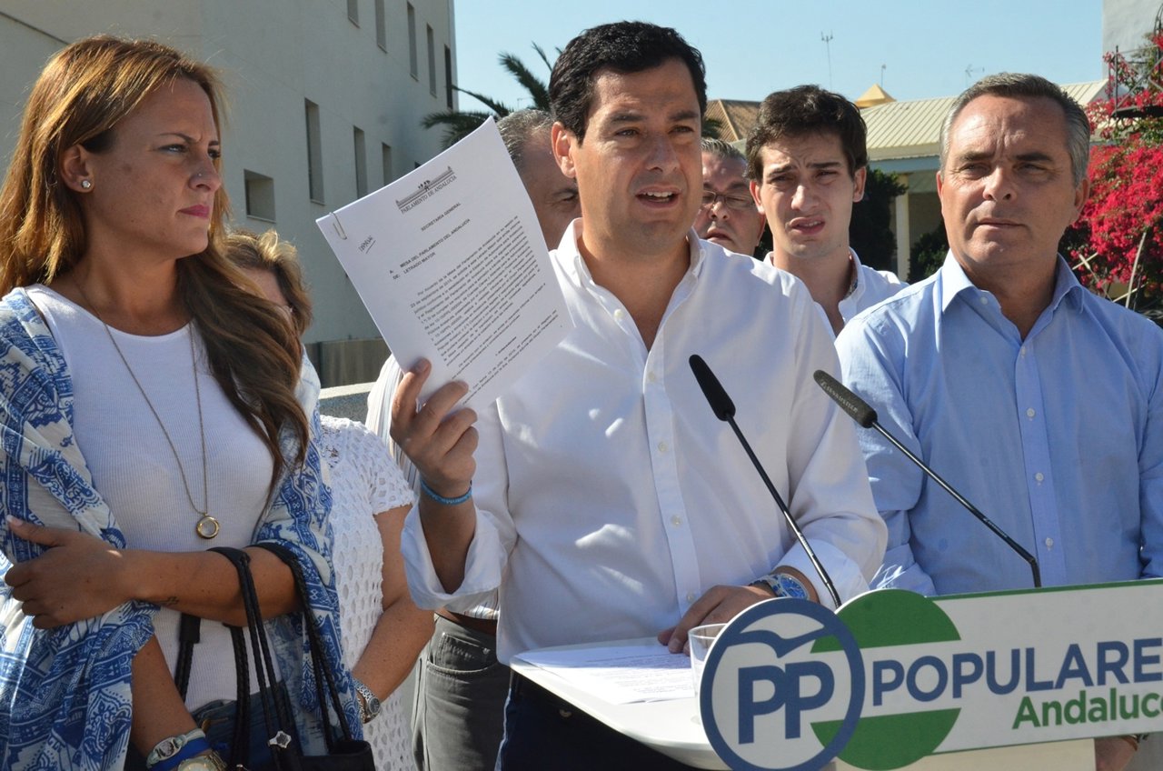 Juanma Moreno atiende a los medios tras visitar una residencia de mayores