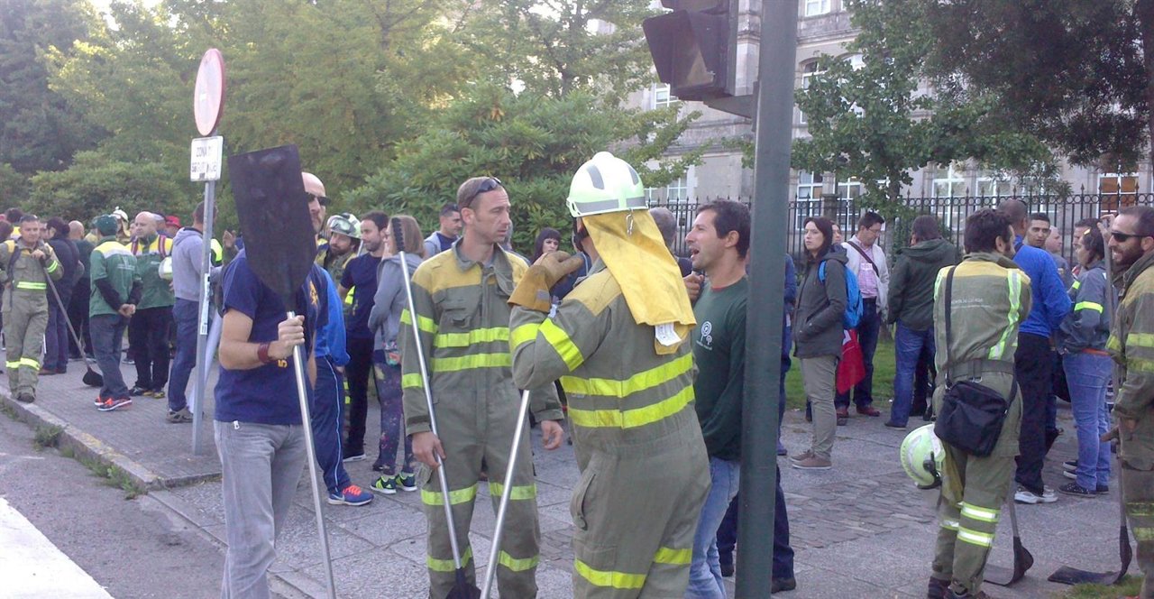 Protesta de brigadistas ante la Xunta
